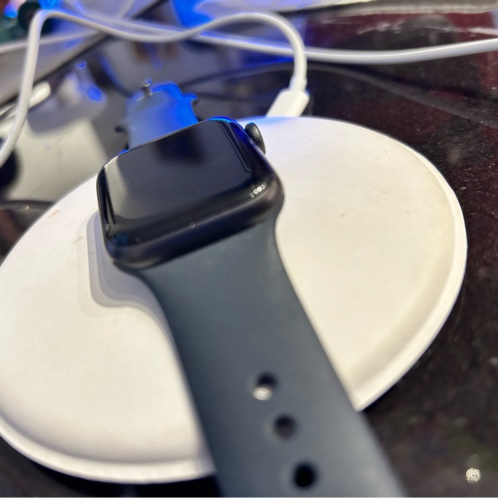 Apple Watch 40mm, 99.9% new, never used it before. Come with brand new charger